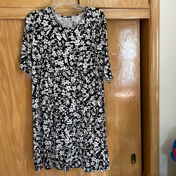 Old Navy fit and flare style dress/tunic top blk white floral vacation s… - Picture 2 of 4
